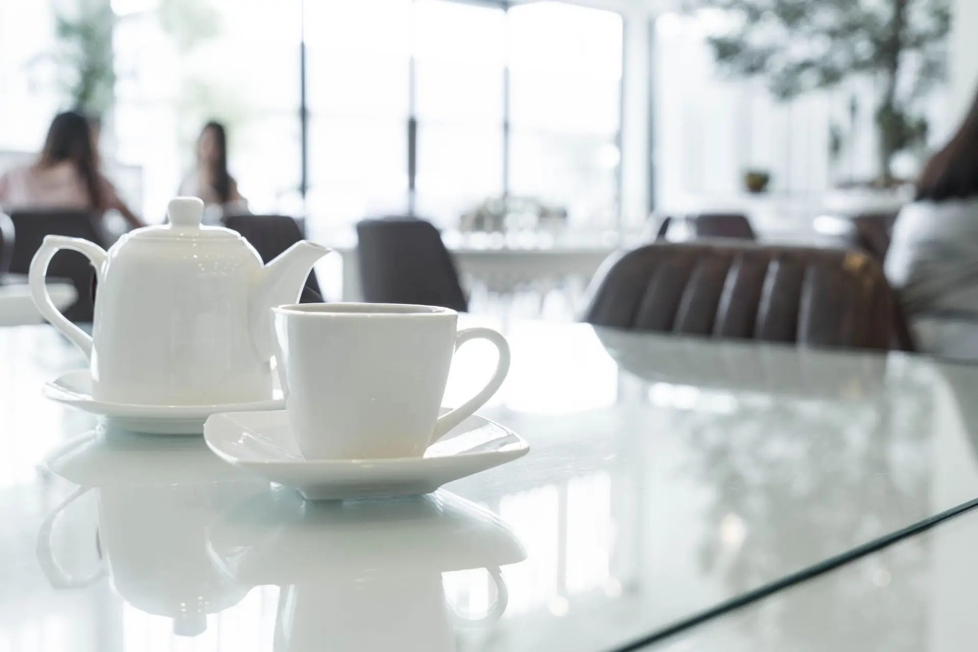 How to Choose the Right Glass Tabletop for Your Home